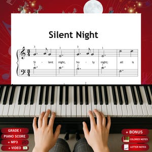 Puede incluir: Una partitura de piano titulada Silent Night con notación musical, claves de sol y fa, y letra. La partitura se muestra sobre un teclado de piano en blanco y negro. Los bordes decorativos rojos presentan renos y notas musicales.