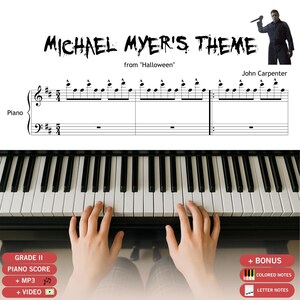 Könnte beinhalten: Ein Klaviernotenblatt für das Michael Myers Theme aus Halloween von John Carpenter mit musikalischer Notation auf einem Notensystem. Darunter ist eine Klaviertastatur mit Händen über den Tasten zu sehen. Rote Etiketten zeigen Grade II, MP3 und Video.