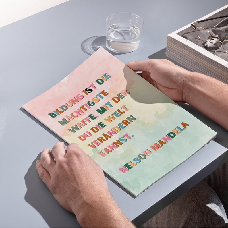 Nelson Mandela Bildung Zitat Wandposter, A4 PDF und PNG Dateien als hochauflösender digitaler Download, inspiriert Lernende und Lehrende im Klassenzimmer, eignet sich perfekt als Lehrerdeko, Lernmotivation oder Geschenkidee für Kollegen und Studierende.