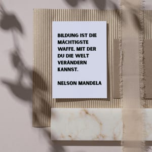 Nelson Mandela Zitat Bildung Wandkunst, sofort druckbare A4 PDF und PNG Dateien in 300 DPI, dekorative Lehrerdeko für Klassenzimmer und inspirierende Poster für Lernumgebungen, mit vielseitigen Hintergrunddesigns.