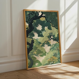 Könnte beinhalten: Ein gerahmter vertikaler Wandkunstdruck mit einer stilisierten Illustration eines großen Baumes mit dunkler Rinde, ausladenden Ästen und dichtem, geschichtetem grünem Laub vor einem hellen Hintergrund, eingefasst in einen schlichten Holzrahmen.