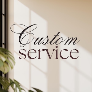 Może przedstawiać: Słowa "Custom service" są wyświetlane elegancką, ciemnobrązową czcionką na neutralnym tle. Obraz ma miękkie oświetlenie i rozmyte tło, z odrobiną zieleni w lewym dolnym rogu.