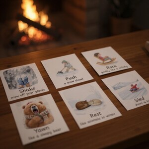 Puede incluir: Un conjunto de tarjetas ilustradas con actividades tem&aacute;ticas de invierno. Las tarjetas muestran im&aacute;genes de un ni&ntilde;o quitando nieve con una pala, un oso bostezando y un ni&ntilde;o desliz&aacute;ndose en trineo. El texto en las tarjetas incluye "Shake", "Push", "Rock", "Yawn", "Rest" y "Sled".