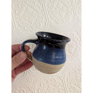Mug vintage 1984 en céramique artisanale, émaillé bleu, 23 cl, signé par l'artiste