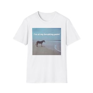 Könnte beinhalten: Weißes T-Shirt mit einem quadratischen Bild eines Pferdes am Strand. Das Bild hat einen blauen Himmel und einen Ozeanhintergrund mit dem Text "i'm at my breaking point" in Weiß.