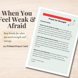 Pode incluir: Um cart&atilde;o de ora&ccedil;&atilde;o impresso de 13 x 18 cm com o texto "When You Feel Weak & Afraid". O cart&atilde;o inclui uma ora&ccedil;&atilde;o por for&ccedil;a e coragem, com uma faixa vermelha no topo. O fundo &eacute; um padr&atilde;o de gr&atilde;o de madeira clara.