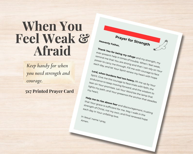 Pode incluir: Um cart&atilde;o de ora&ccedil;&atilde;o impresso de 13 x 18 cm com o texto "When You Feel Weak & Afraid". O cart&atilde;o inclui uma ora&ccedil;&atilde;o por for&ccedil;a e coragem, com uma faixa vermelha no topo. O fundo &eacute; um padr&atilde;o de gr&atilde;o de madeira clara.