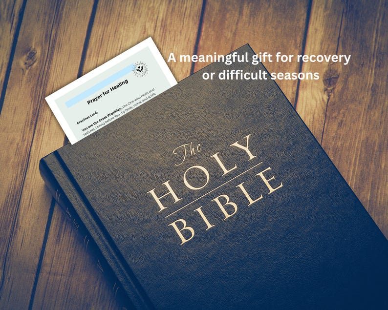 Puede incluir: Una Biblia azul oscuro con letras doradas, titulada "The Holy Bible". Se inserta un marcador con el texto "Prayer for Healing". La imagen incluye el texto "Un regalo significativo para la recuperaci&oacute;n o las estaciones dif&iacute;ciles."