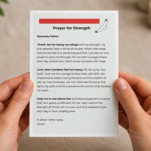 Pode incluir: Um cart&atilde;o branco com o texto "Ora&ccedil;&atilde;o pela For&ccedil;a" e uma ora&ccedil;&atilde;o. O cart&atilde;o tem uma barra vermelha no topo e uma pequena ilustra&ccedil;&atilde;o de um p&aacute;ssaro. O cart&atilde;o &eacute; segurado por duas m&atilde;os.