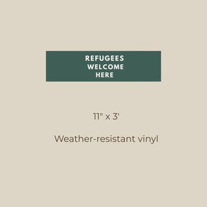Peut inclure: Panneau rectangulaire avec le texte "REFUGEES WELCOME HERE" en lettres blanches sur fond vert fonc&eacute;. Le panneau mesure 28 cm sur 8 cm et est en vinyle r&eacute;sistant aux intemp&eacute;ries.