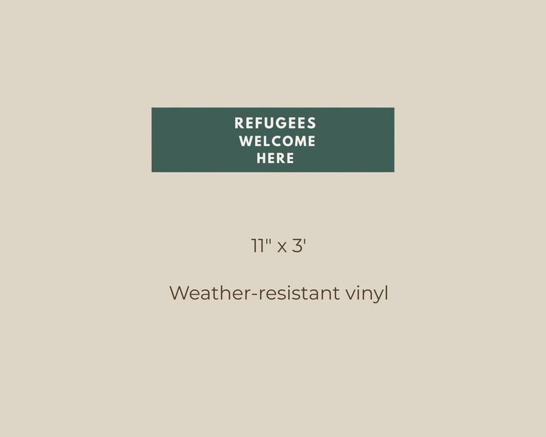 Peut inclure: Panneau rectangulaire avec le texte "REFUGEES WELCOME HERE" en lettres blanches sur fond vert fonc&eacute;. Le panneau mesure 28 cm sur 8 cm et est en vinyle r&eacute;sistant aux intemp&eacute;ries.