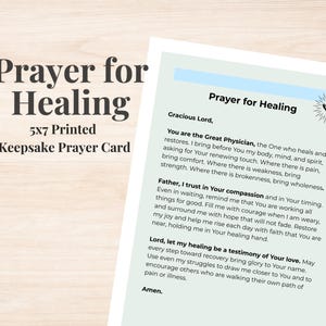 Puede incluir: Tarjeta de oraci&oacute;n conmemorativa impresa de 12,7 x 17,8 cm, titulada "Oraci&oacute;n por la curaci&oacute;n". La tarjeta presenta un texto de oraci&oacute;n con un encabezado azul claro y un peque&ntilde;o gr&aacute;fico. El texto est&aacute; en negro, fuente elegante.
