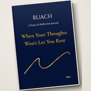 Puede incluir: Un diario azul oscuro con texto en blanco que dice RUACH A Prayer & Reflection Journal y texto en dorado que dice When Your Thoughts Won't Let You Rest. Una l&iacute;nea ondulada dorada aparece bajo el texto y Vol I en la esquina inferior.