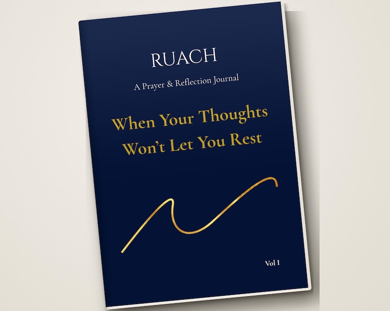 Puede incluir: Un diario azul oscuro con texto en blanco que dice RUACH A Prayer & Reflection Journal y texto en dorado que dice When Your Thoughts Won't Let You Rest. Una l&iacute;nea ondulada dorada aparece bajo el texto y Vol I en la esquina inferior.