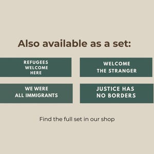 Peut inclure: Image avec du texte sur fond beige. Le texte indique "&Eacute;galement disponible en ensemble :" suivi de quatre rectangles verts avec du texte blanc : "Refugi&eacute;s Bienvenus Ici", "Bienvenue &agrave; l'&Eacute;tranger", "Nous &eacute;tions tous des immigrants" et "La justice n'a pas de fronti&egrave;res".