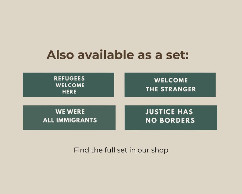 Peut inclure: Image avec du texte sur fond beige. Le texte indique "&Eacute;galement disponible en ensemble :" suivi de quatre rectangles verts avec du texte blanc : "Refugi&eacute;s Bienvenus Ici", "Bienvenue &agrave; l'&Eacute;tranger", "Nous &eacute;tions tous des immigrants" et "La justice n'a pas de fronti&egrave;res".
