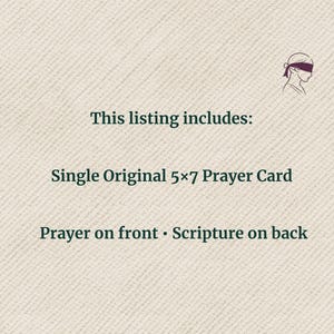 Pode incluir: Um cart&atilde;o bege com o texto "This listing includes: Single Original 5x7 Prayer Card Prayer on front &bull; Scripture on back." Uma pequena ilustra&ccedil;&atilde;o de uma pessoa com uma venda nos olhos est&aacute; no canto superior direito.