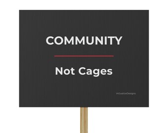Pode incluir: Uma placa preta com as palavras "COMMUNITY" acima de uma linha vermelha e "Not Cages" em texto branco. A placa é montada em um bastão de madeira. O canto inferior direito da placa tem o texto "V4JusticeDesigns".