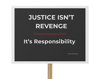 Pode incluir: Uma placa com o texto "JUSTICE ISN'T REVENGE It's Responsibility" em letras brancas sobre um fundo preto. A placa tem uma borda branca e é montada em um bastão de madeira. O texto "V4JusticeDesigns" está na parte inferior.