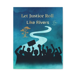 Op de afbeelding: Een poster met de tekst "Let Justice Roll Like Rivers" in gouden letters. De afbeelding toont een gestileerde rivier, een boom, een duif en silhouetten van mensen met opgeheven vuisten, tegen een blauwe aquarel achtergrond.