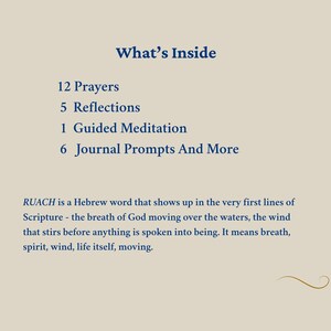 Puede incluir: Una tarjeta informativa beige con texto azul oscuro titulado What's Inside, que enumera 12 Prayers, 5 Reflections, 1 Guided Meditation y 6 Journal Prompts And More. Un p&aacute;rrafo define la palabra hebrea RUACH como aliento, esp&iacute;ritu y viento.