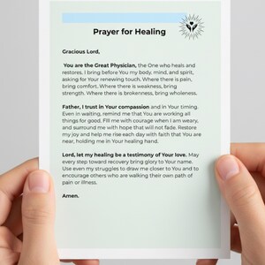Puede incluir: Una tarjeta impresa con el texto "Oraci&oacute;n por la curaci&oacute;n" en fuente negra. La tarjeta tiene un fondo verde claro con un encabezado azul claro. El texto incluye una oraci&oacute;n por la curaci&oacute;n, con las palabras "Se&ntilde;or bondadoso" al principio y "Am&eacute;n" al final.