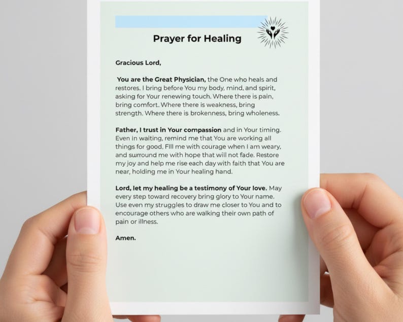 Puede incluir: Una tarjeta impresa con el texto "Oraci&oacute;n por la curaci&oacute;n" en fuente negra. La tarjeta tiene un fondo verde claro con un encabezado azul claro. El texto incluye una oraci&oacute;n por la curaci&oacute;n, con las palabras "Se&ntilde;or bondadoso" al principio y "Am&eacute;n" al final.