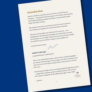 Puede incluir: Una p&aacute;gina de un diario con una introducci&oacute;n y un mensaje del autor. El texto trata sobre la palabra hebrea Ruach, la ansiedad y el prop&oacute;sito del diario. Incluye un peque&ntilde;o logotipo de Voices for Justice Designs y el n&uacute;mero de p&aacute;gina 4.