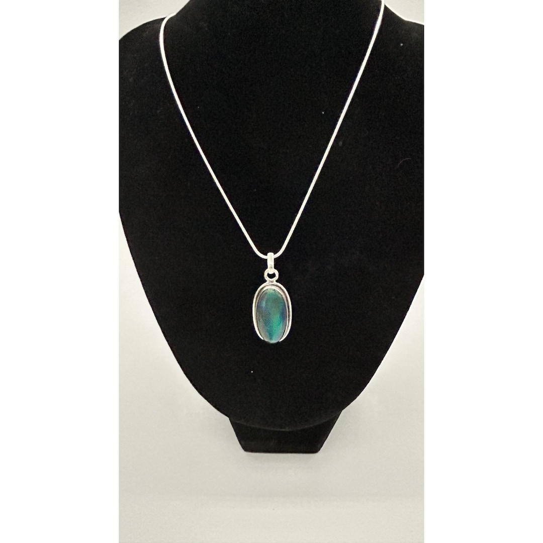 Oval Mood Stone Pendant Necklace – Color-changing Thermochromic
