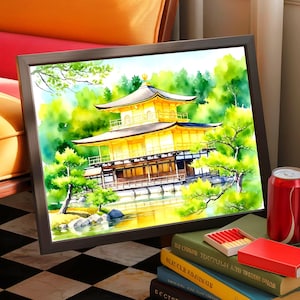 Pode incluir: Uma caneca de cerâmica branca com uma alça preta e o texto "But First, Coffee" em preto, em negrito. A caneca está sobre uma superfície branca.