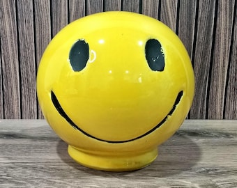 Alcancía vintage con cara sonriente amarilla de MCM McCoy Pottery - Década de 1970 "Que tengas un buen día"