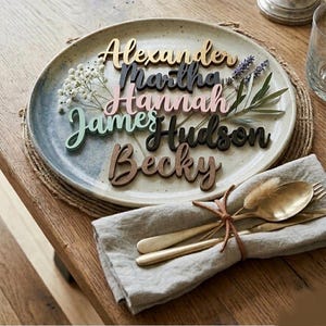 Puede incluir: Un letrero de madera rústico con el texto "Welcome to our home" en un estilo manuscrito. El letrero presenta un acabado envejecido y un diseño sencillo y acogedor, ideal para un porche o entrada.