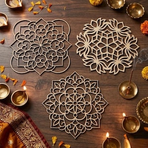 Könnte beinhalten: Drei aufwendig gestaltete Mandala-Untersetzer aus Holz in verschiedenen Formen werden auf einer dunklen Holzoberfläche präsentiert. Die Untersetzer weisen detaillierte Blumen- und geometrische Muster auf. Die Szene ist mit kleinen Messingschalen, Kerzen und Blütenblättern dekoriert.