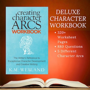 Op de afbeelding: Een boek getiteld Creating Character Arcs Workbook door K.M. Weiland met een lichtblauwe kaft en een wit lijnprofiel van een hoofd. De tekst bevat Deluxe Character Workbook, 320+ Worksheet Pages, 880 Questions en 5 Different Character Arcs.