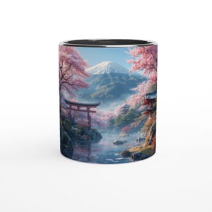 Puede incluir: Taza de cerámica con un paisaje japonés: montaña, flores de cerezo y puerta tradicional. El diseño incluye una serena escena de río con una montaña al fondo. La taza tiene un interior negro y un borde plateado.