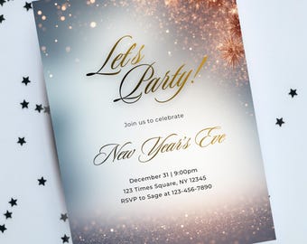 Könnte beinhalten: Eine Einladung zur Silvesterparty mit einem funkelnden, glitzernden Design. Die Einladung zeigt die Worte "Let's Party!" und "New Year's Eve" in eleganter goldener Schrift. Zusätzliche Details sind Datum, Uhrzeit und Ort.