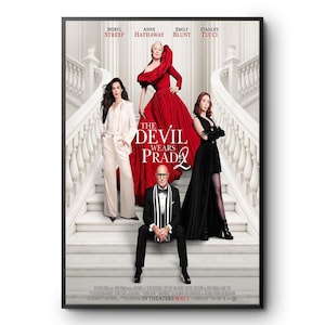 Könnte beinhalten: Eine weiße Keramiktasse mit schwarzem Henkel und dem Text "But First, Coffee" in fetter, schwarzer Schrift. Die Tasse steht vor einem verschwommenen Hintergrund, der eine gemütliche Umgebung suggeriert.