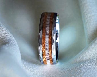 Anillo de tungsteno con asta de ciervo y madera de barril de whisky, banda de 8 mm, anillo martillado, alianza de promesa con caja.