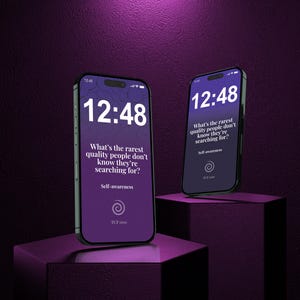Puede incluir: Dos smartphones con marcos negros y pantallas moradas que muestran la hora 12:48 y el texto "What's the rarest quality people don't know they're searching for?" sobre un fondo morado. Los teléfonos están sobre un cubo morado.