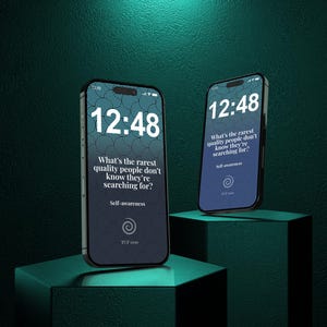 Puede incluir: Dos smartphones muestran la hora 12:48. Las pantallas muestran el texto "¿Cuál es la cualidad más rara que la gente no sabe que busca?" y "Autoconocimiento".