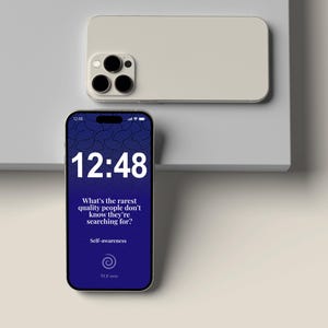 Puede incluir: Dos smartphones, uno dorado y otro negro. El teléfono negro muestra la hora 12:48 y el texto "What's the rarest quality people don't know they're searching for?" y "Self-awareness."