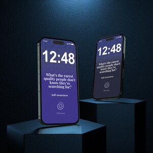 Puede incluir: Dos smartphones con la hora 12:48 en pantalla. Las pantallas muestran el texto "What's the rarest quality people don't know they're searching for?" y "Self-awareness" sobre un fondo morado.