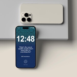 Puede incluir: Se muestran dos smartphones, uno dorado y otro negro. La pantalla del teléfono negro muestra la hora 12:48, junto con el texto "What's the rarest quality people don't know they're searching for?" y "Self-awareness."