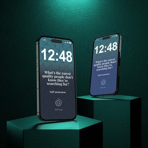 Puede incluir: Dos smartphones con la hora 12:48 en sus pantallas. Las pantallas muestran un diseño degradado y el texto: "¿Cuál es la cualidad más rara que la gente no sabe que busca?" y "Autoconocimiento".
