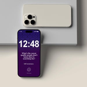 Puede incluir: Se muestran dos smartphones, uno dorado y otro negro. La pantalla del teléfono negro muestra la hora 12:48, con el texto "What's the rarest quality people don't know they're searching for?" y "Self-awareness."
