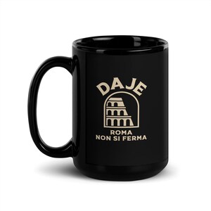 Puede incluir: Taza de cerámica negra con un gráfico blanco del Coliseo y el texto "DAJE ROMA NON SI FERMA". La taza tiene un asa grande y un acabado brillante. Perfecta para café o té.