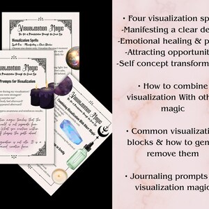 K&ouml;nnte beinhalten: Eine Sammlung von bedruckten Papieren mit dem Titel "Visualization Magic" und zugeh&ouml;rigem Text. Das Bild enth&auml;lt eine Liste von Zauberspr&uuml;chen, Journaling-Aufforderungen und Anweisungen zur Kombination von Visualisierung mit anderer Magie. Es gibt auch lila Kerzen und Kristalle.