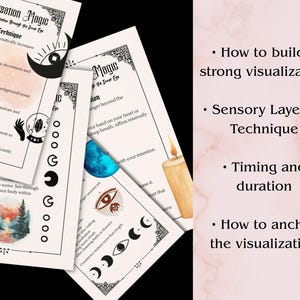 K&ouml;nnte beinhalten: Ein Stapel wei&szlig;er Karten mit dem Titel "Visualization Magic" und Text &uuml;ber sensorische Schichttechniken. Die Karten zeigen Illustrationen eines Mondes, eines Auges und einer Kerze. Der Hintergrund ist eine hellrosa Marmortextur.