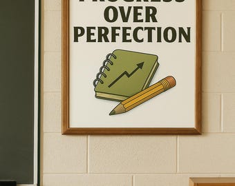 Op de afbeelding: Een ingelijste print met de woorden "PROGRESS OVER PERFECTION" in zwarte letters. De afbeelding bevat een groen notitieboek met een pijl omhoog en een gele potlood. De achtergrond is een klaslokaal.