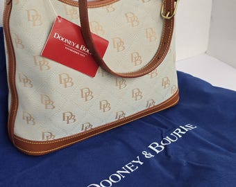 Bolso hobo Dooney Bourke Signature Monogram de lona verde pálido, estilo Y2K